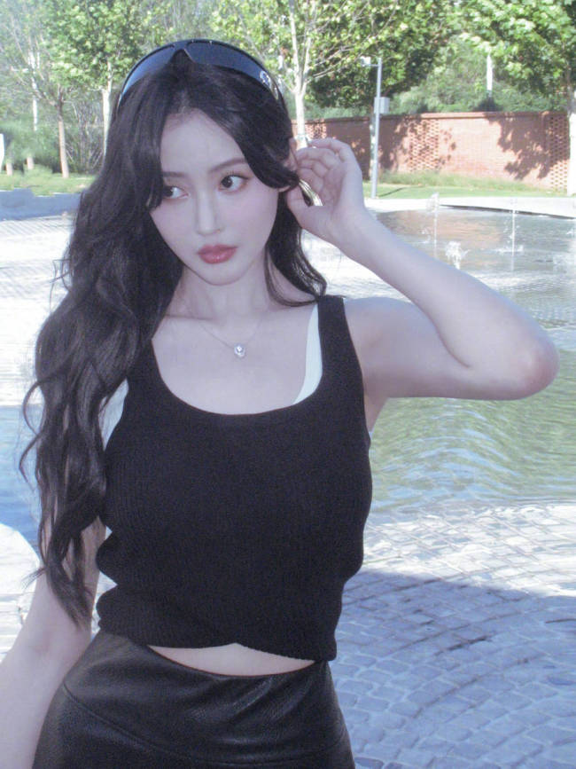 张天爱晒海边照秒变氛围感美女！波浪秀发气质温柔