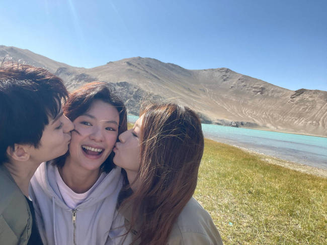 李兰迪邱天木克热木草原合照 三人贴贴秀超甜友情