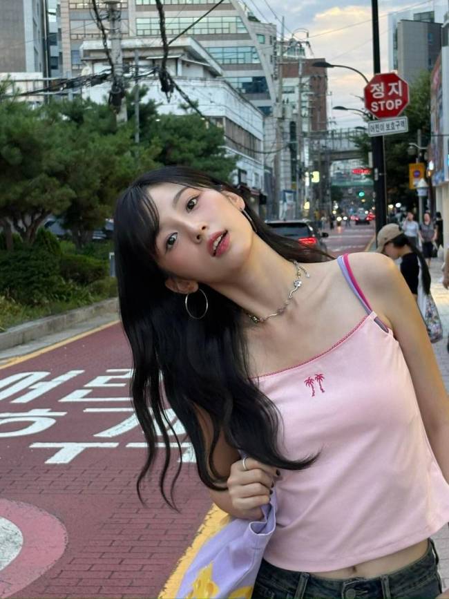 周也穿粉色吊带游韩国好快乐 品尝美食表情灵动