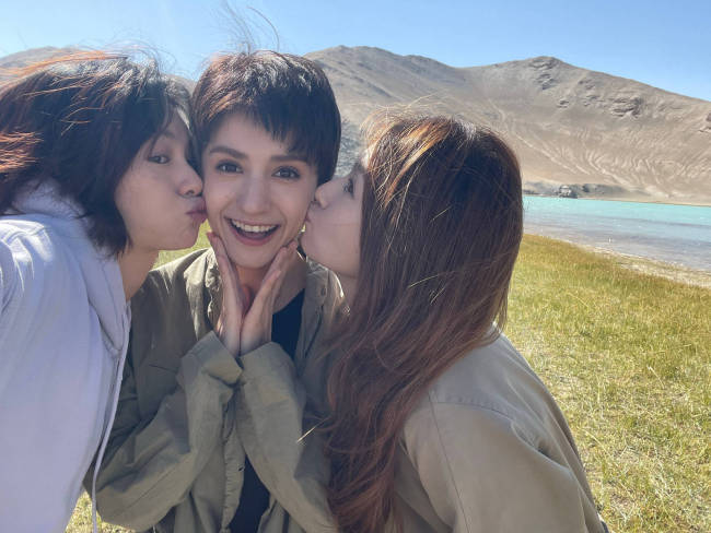 李兰迪邱天木克热木草原合照 三人贴贴秀超甜友情
