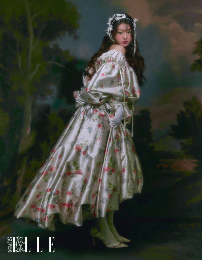张元英穿复古长裙身形优雅 表情娇俏似油画中少女