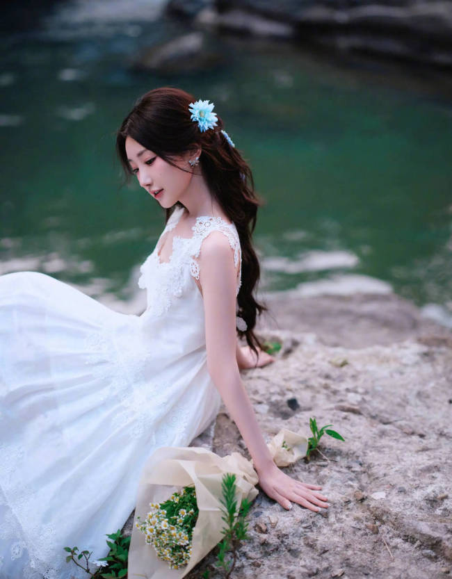 毛晓彤穿吊带裙可爱似小仙女 笑容甜美元气满满