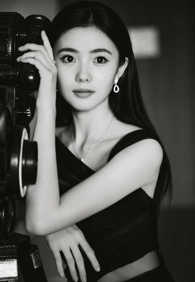刘浩存穿吊带礼裙妆容精致 笑容甜美尽显清冷高级