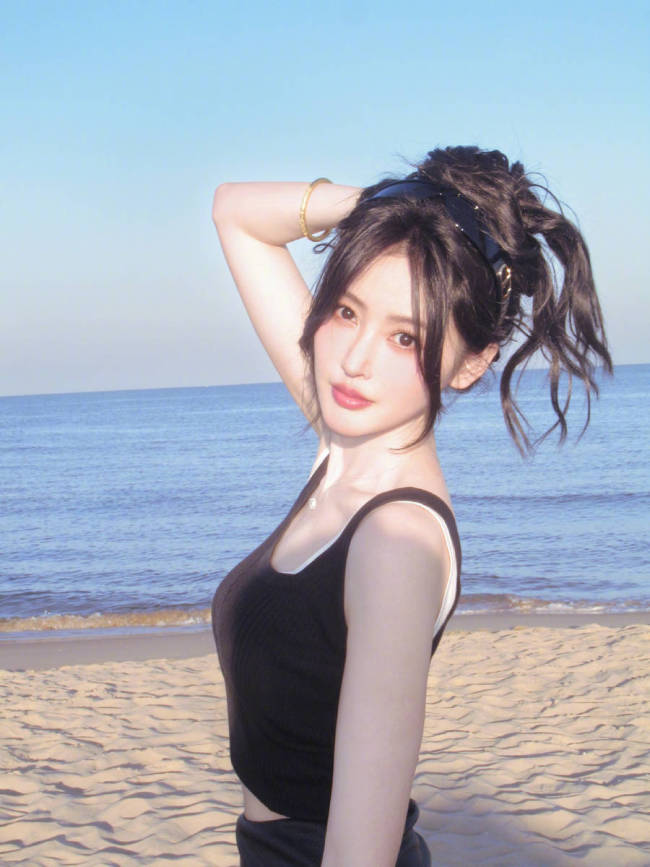 张天爱晒海边照秒变氛围感美女！波浪秀发气质温柔
