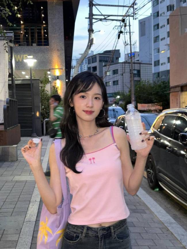 周也穿粉色吊带游韩国好快乐 品尝美食表情灵动