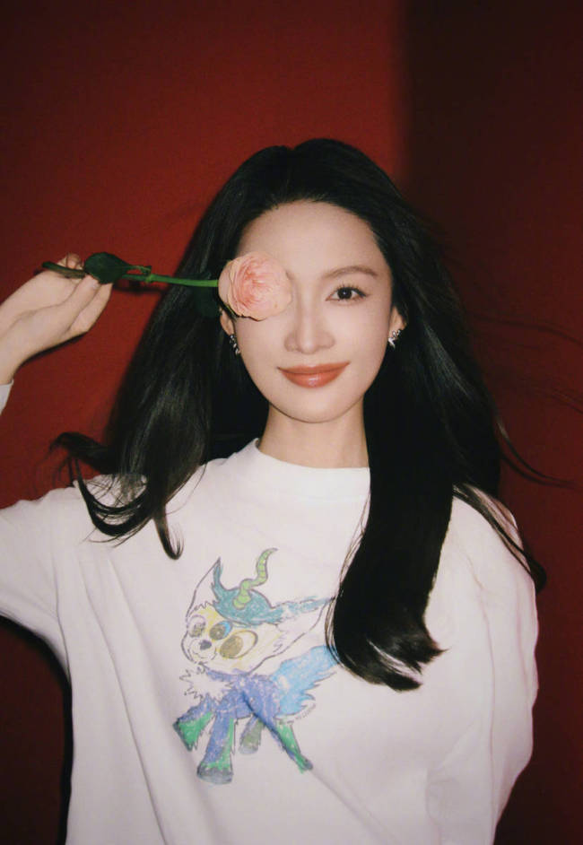 李沁穿白上衣手拿玫瑰笑容甜美 氛围浪漫俏皮可爱