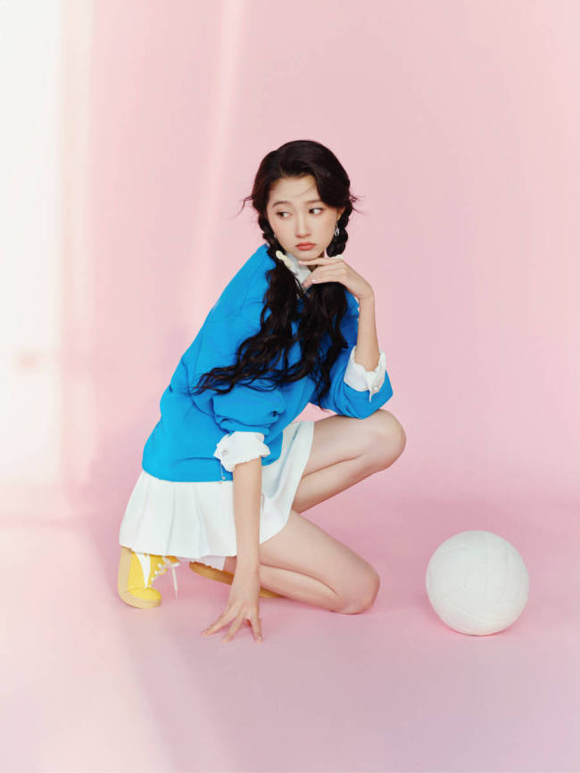 关晓彤蓝衣白裙青春元气！化身棒球少女活力十足