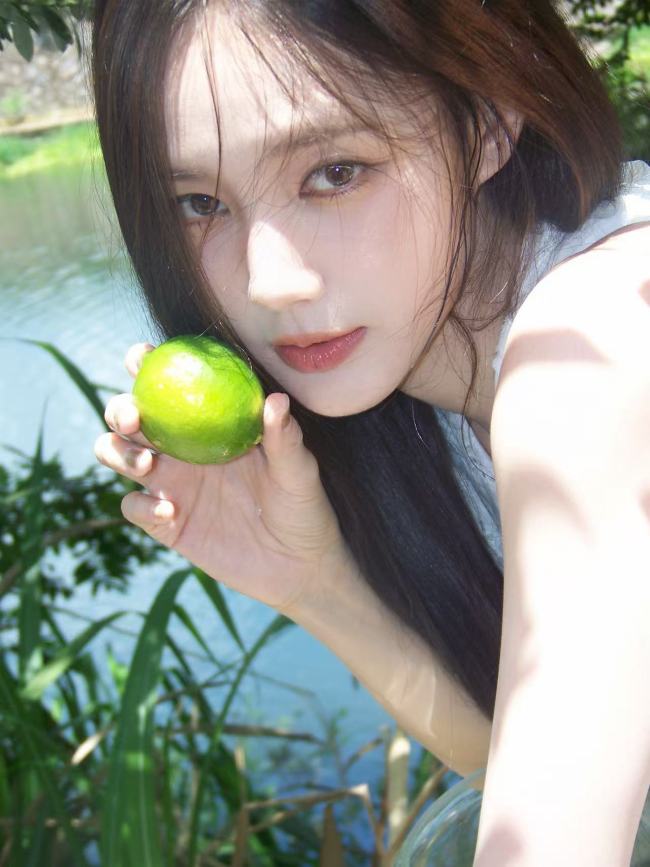 李一桐穿白色无袖上衣清新淡雅