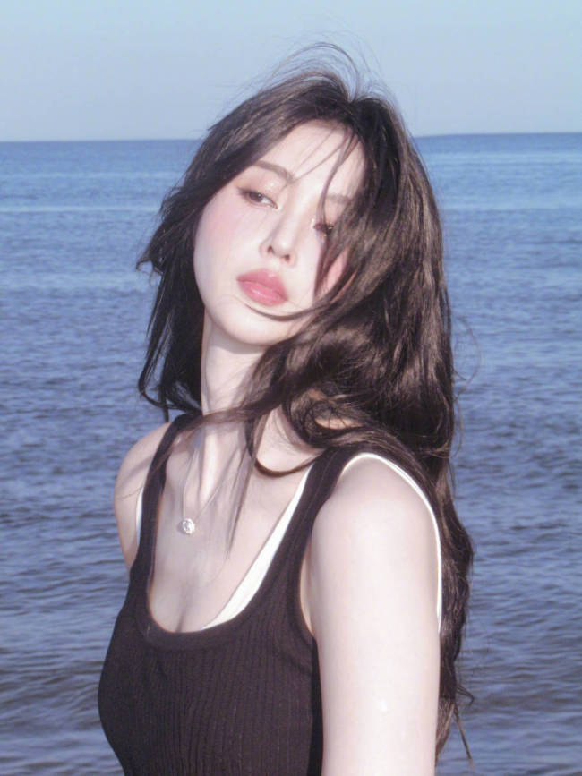 张天爱晒海边照秒变氛围感美女！波浪秀发气质温柔