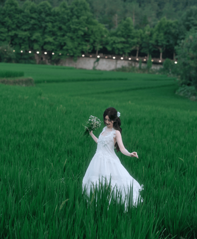 毛晓彤穿吊带裙可爱似小仙女 笑容甜美元气满满