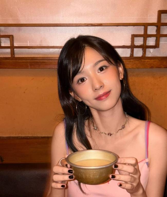 周也穿粉色吊带游韩国好快乐 品尝美食表情灵动
