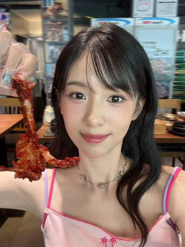 周也穿粉色吊带游韩国好快乐 品尝美食表情灵动