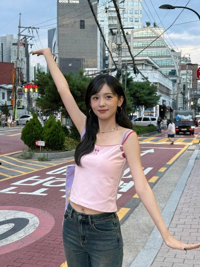 周也穿粉色吊带游韩国好快乐 品尝美食表情灵动