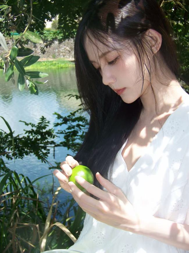 李一桐穿白色无袖上衣清新淡雅