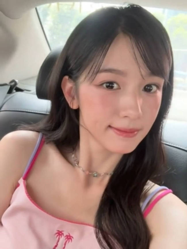 周也穿粉色吊带游韩国好快乐 品尝美食表情灵动