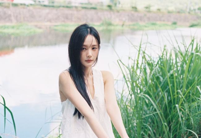李一桐穿白色无袖上衣清新淡雅