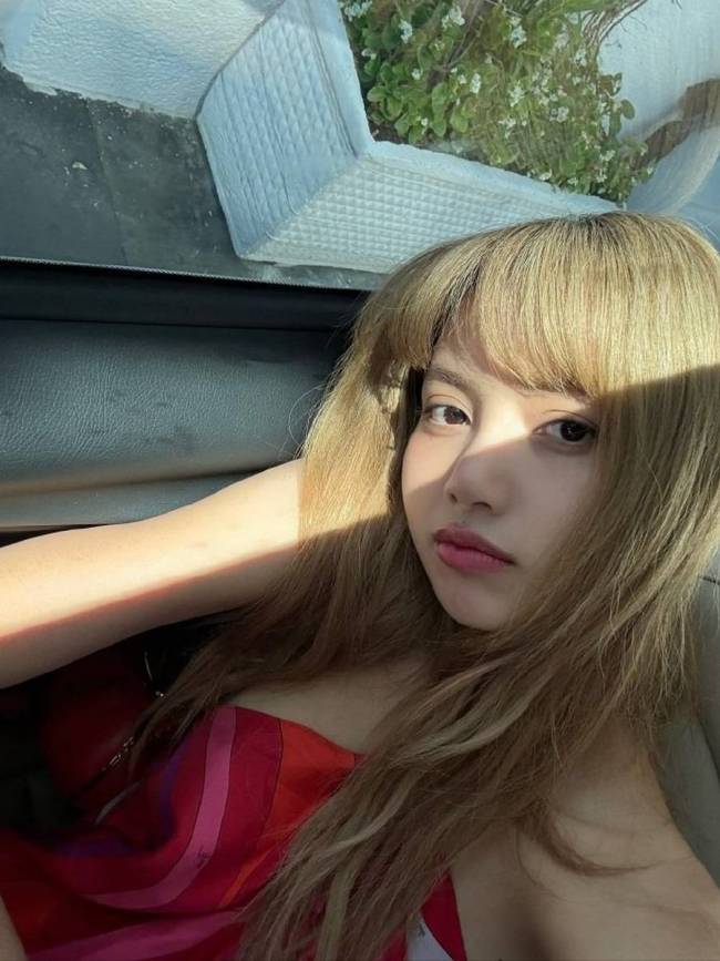 Lisa更新度假美照超养眼！穿粉红色肚兜秀火辣身材