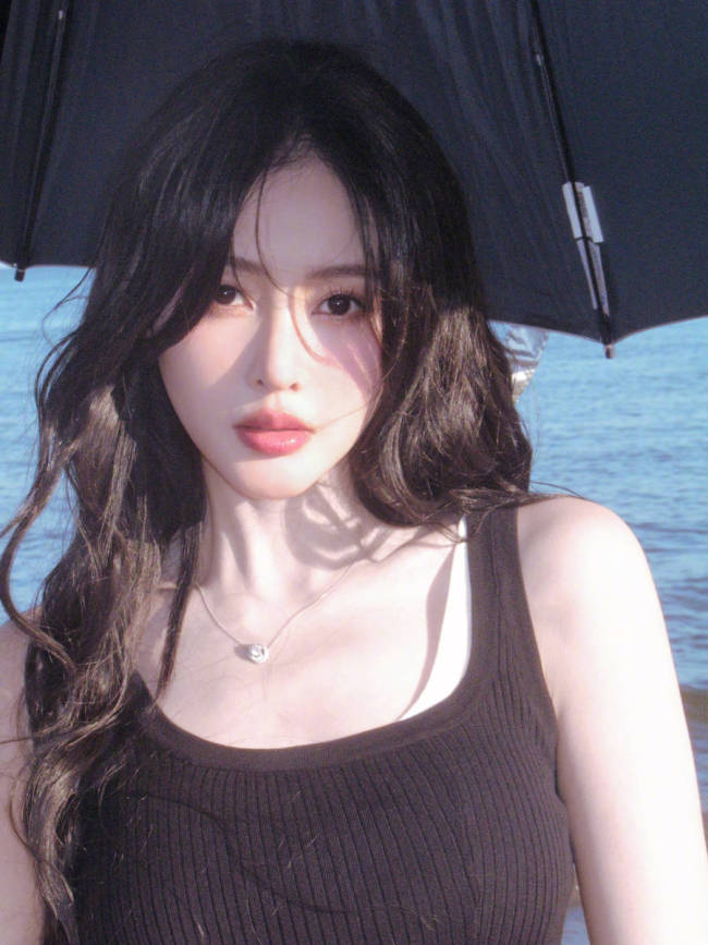 张天爱晒海边照秒变氛围感美女！波浪秀发气质温柔