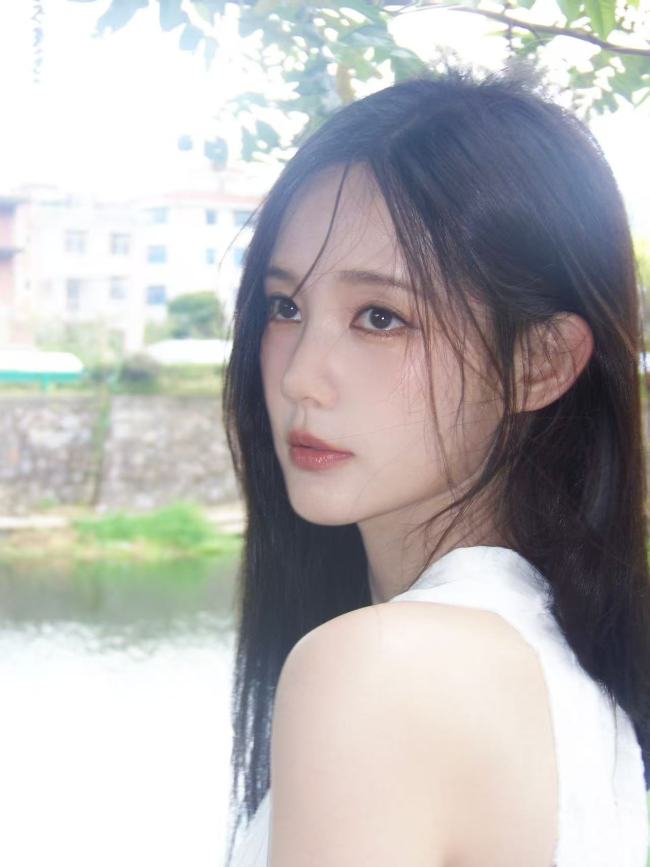李一桐穿白色无袖上衣清新淡雅