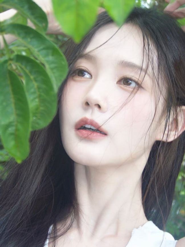 李一桐穿白色无袖上衣清新淡雅