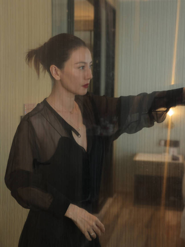 高圆圆穿透视纱裙超有女神范！涂烈焰红唇妩媚迷人