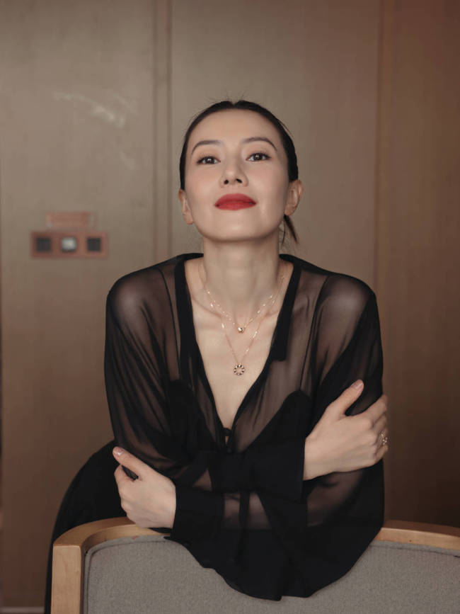 高圆圆穿透视纱裙超有女神范！涂烈焰红唇妩媚迷人