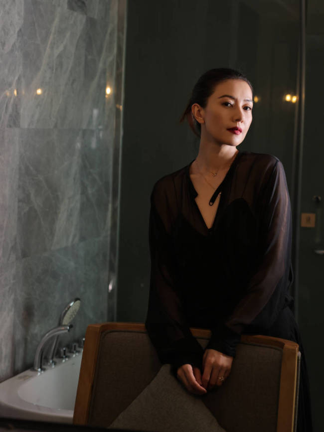 高圆圆穿透视纱裙超有女神范！涂烈焰红唇妩媚迷人