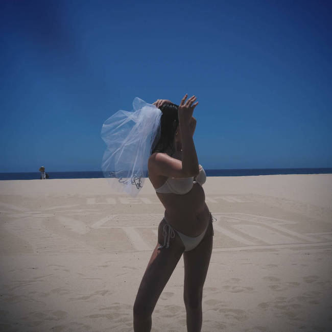 赛琳娜戴头纱穿比基尼秀好身材 婚前派对甜蜜幸福