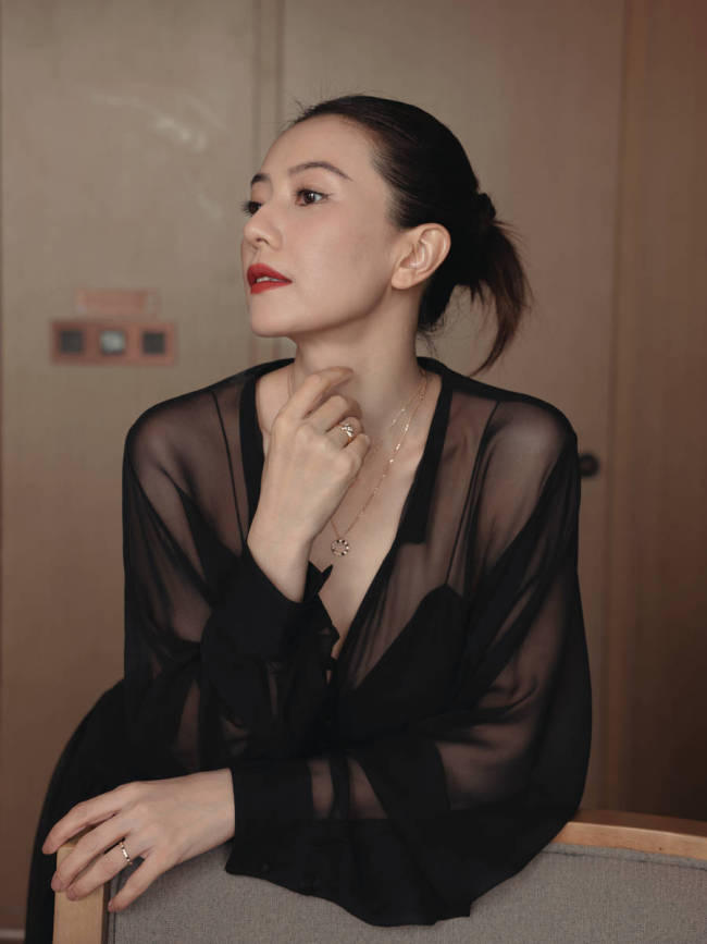 高圆圆穿透视纱裙超有女神范！涂烈焰红唇妩媚迷人
