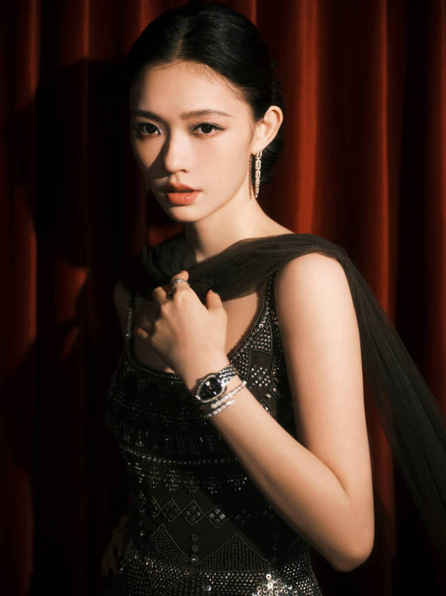林允穿吊带裙气场全开 头戴薄纱造型别致好似女王