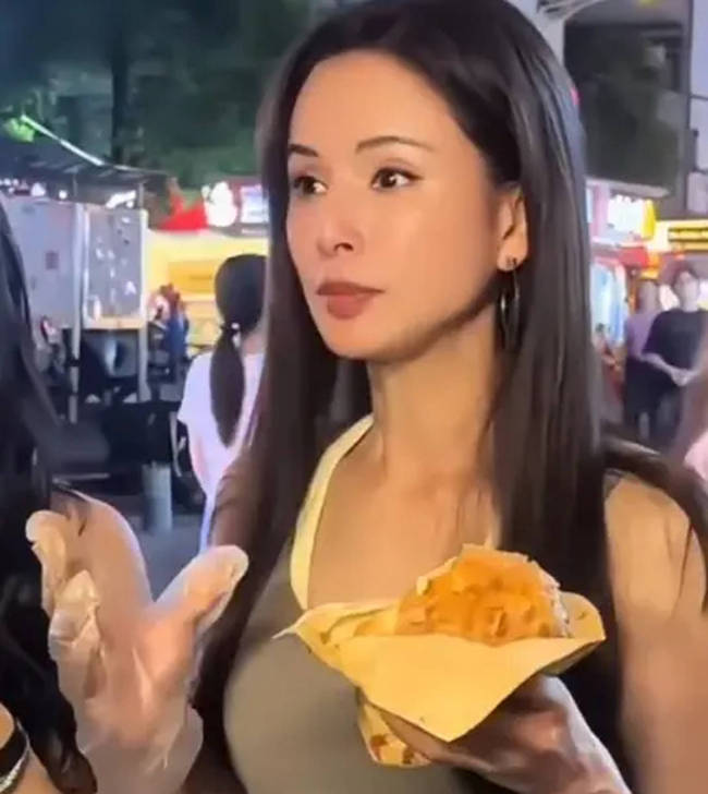 李若彤现身长沙夜市 穿超短背心秀腹肌状态超好