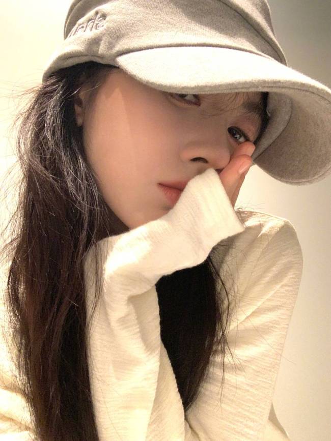 鞠婧祎穿卡其吊带裙身材纤细 发丝微乱纯欲感十足