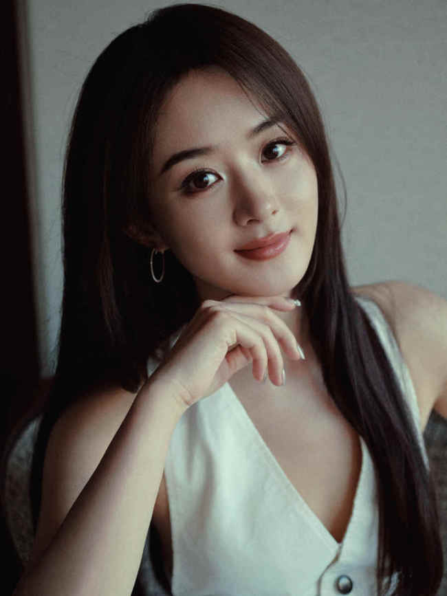 赵丽颖穿着白色V领露背马甲性感吸睛 气质优雅迷人