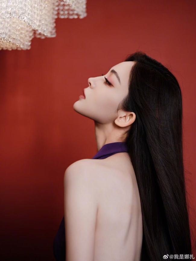 娜扎身穿紫色露背裙大方秀曼妙身姿 肌肤白嫩光滑