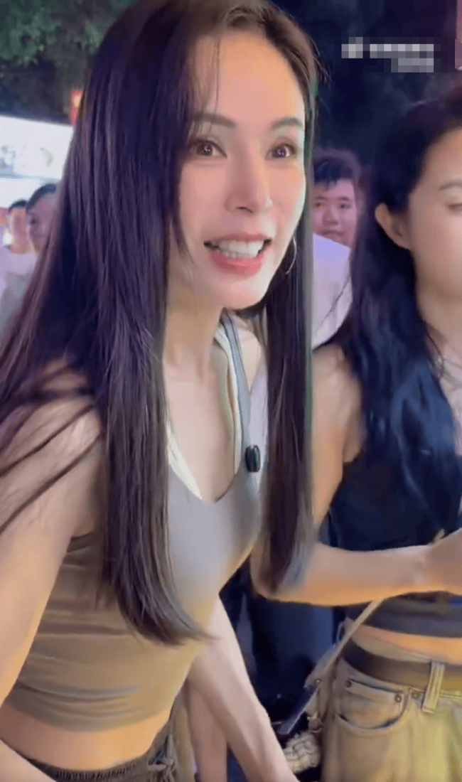 李若彤现身长沙夜市 穿超短背心秀腹肌状态超好