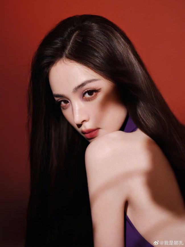 娜扎身穿紫色露背裙大方秀曼妙身姿 肌肤白嫩光滑