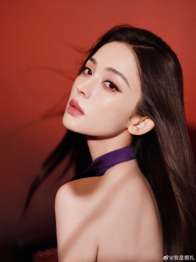 娜扎身穿紫色露背裙大方秀曼妙身姿 肌肤白嫩光滑