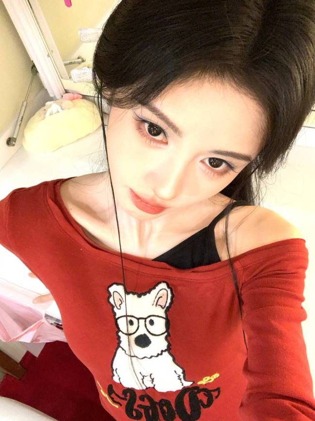 鞠婧祎穿卡其吊带裙身材纤细 发丝微乱纯欲感十足
