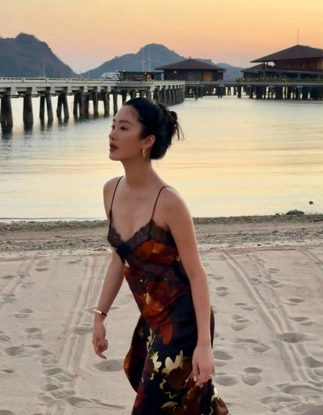 杨采钰乘船出海心情好！穿吊带裙秀火辣身材超吸睛