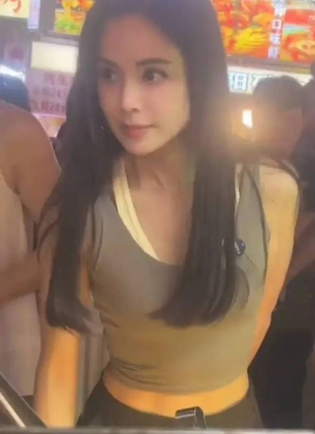 李若彤现身长沙夜市 穿超短背心秀腹肌状态超好