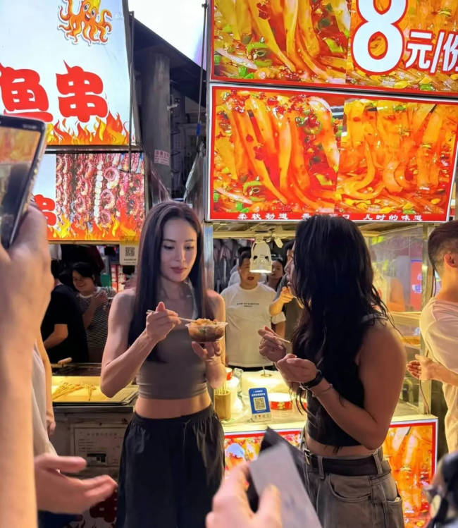 李若彤现身长沙夜市 穿超短背心秀腹肌状态超好
