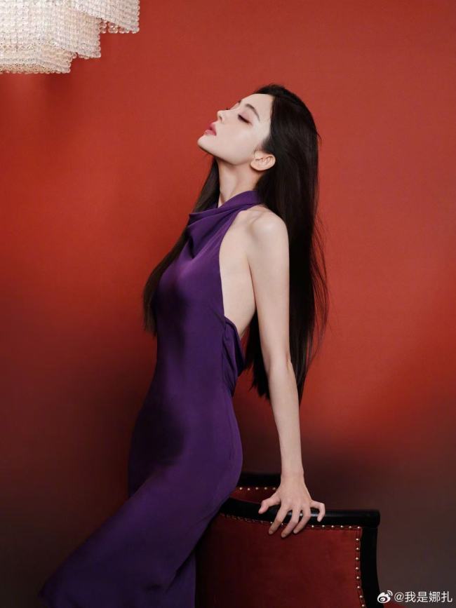 娜扎身穿紫色露背裙大方秀曼妙身姿 肌肤白嫩光滑