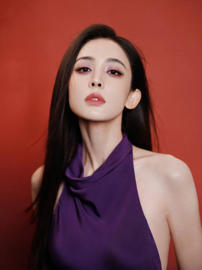 娜扎身穿紫色露背裙大方秀曼妙身姿 肌肤白嫩光滑
