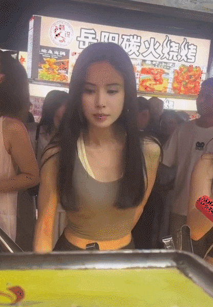 李若彤现身长沙夜市 穿超短背心秀腹肌状态超好