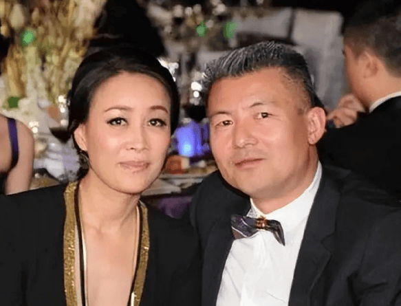 那英老公否认带美女回家：对方住隔壁小区