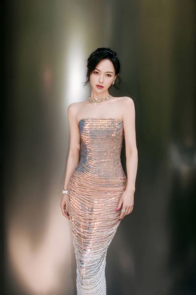 唐嫣穿亮片裙甜美亮相 皮肤白皙腰肢纤细
