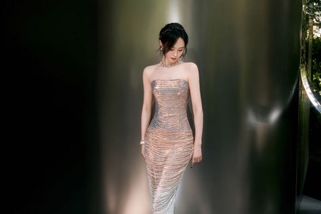 唐嫣穿亮片裙甜美亮相 皮肤白皙腰肢纤细