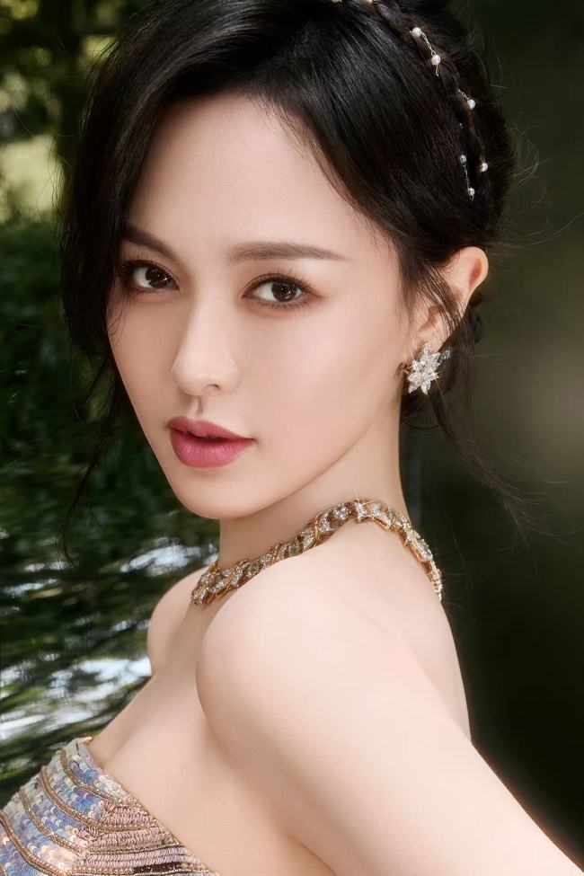 唐嫣穿亮片裙甜美亮相 皮肤白皙腰肢纤细