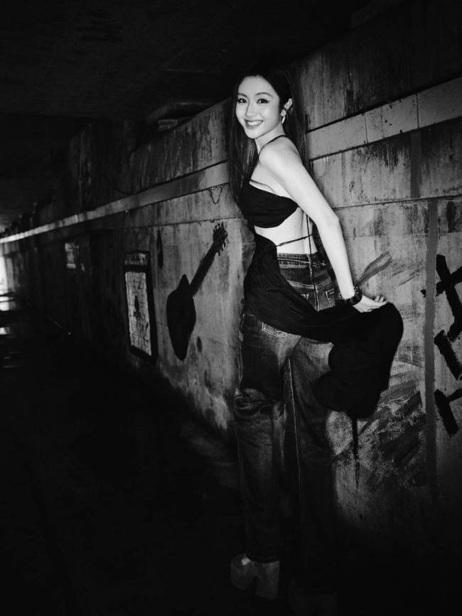 李兰迪更新美照心情好！穿性感露背装大方秀好身材