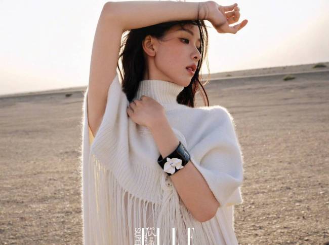 陈都灵穿绿色大衣发丝飞扬 漫步戈壁滩表现力超强